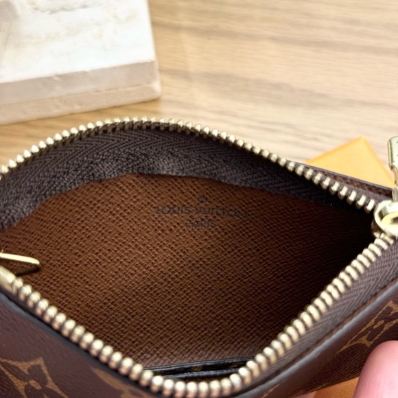 LOUIS VUITTON 2022 Monogram Cles Chain Key Pouch - Picture 12 of 13